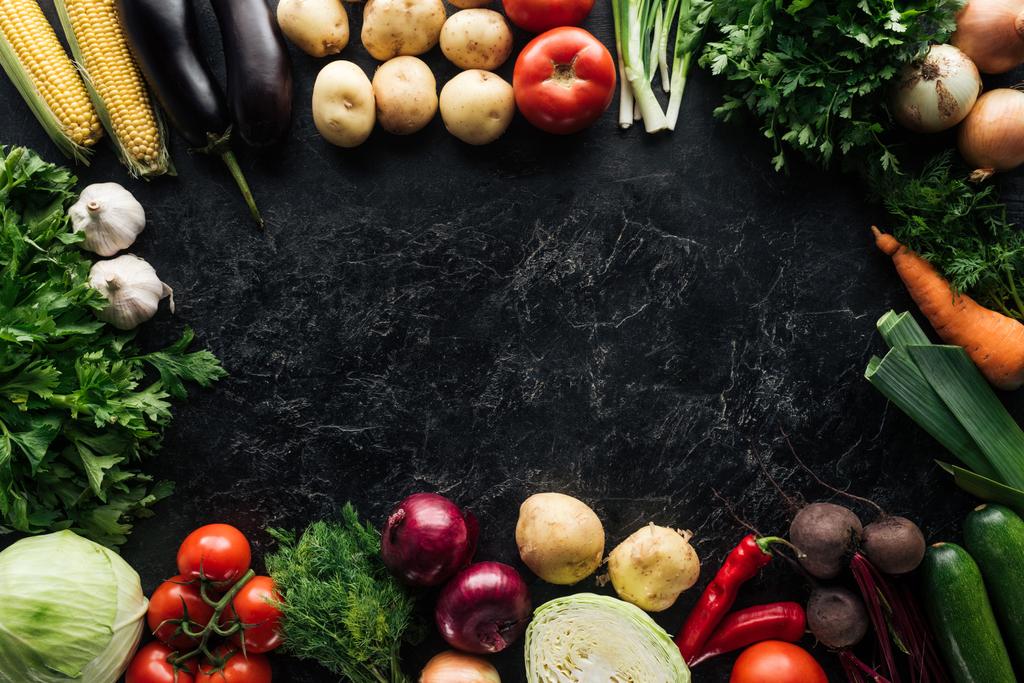 plochý ležela s složení potravin z podzimní sklizně na černý mramor povrch - Fotografie, Obrázek