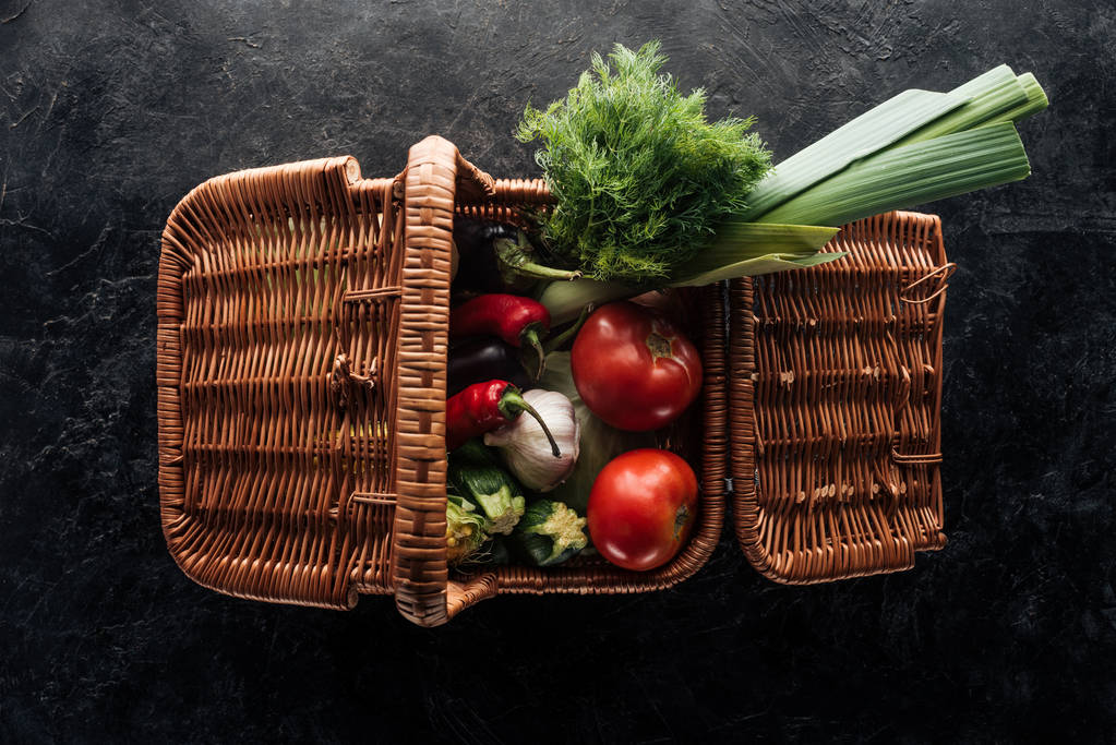 バスケット黒大理石のテーブルの上で様々 な新鮮な野菜とフラット レイアウト - 写真・画像