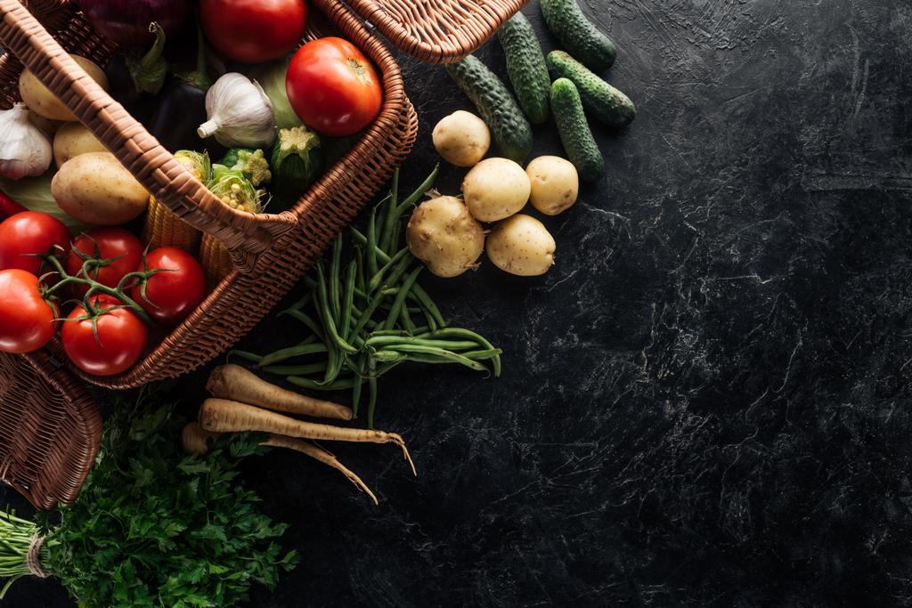 плоский слой с различными свежими овощами в корзине на мраморной столешнице
 - Фото, изображение