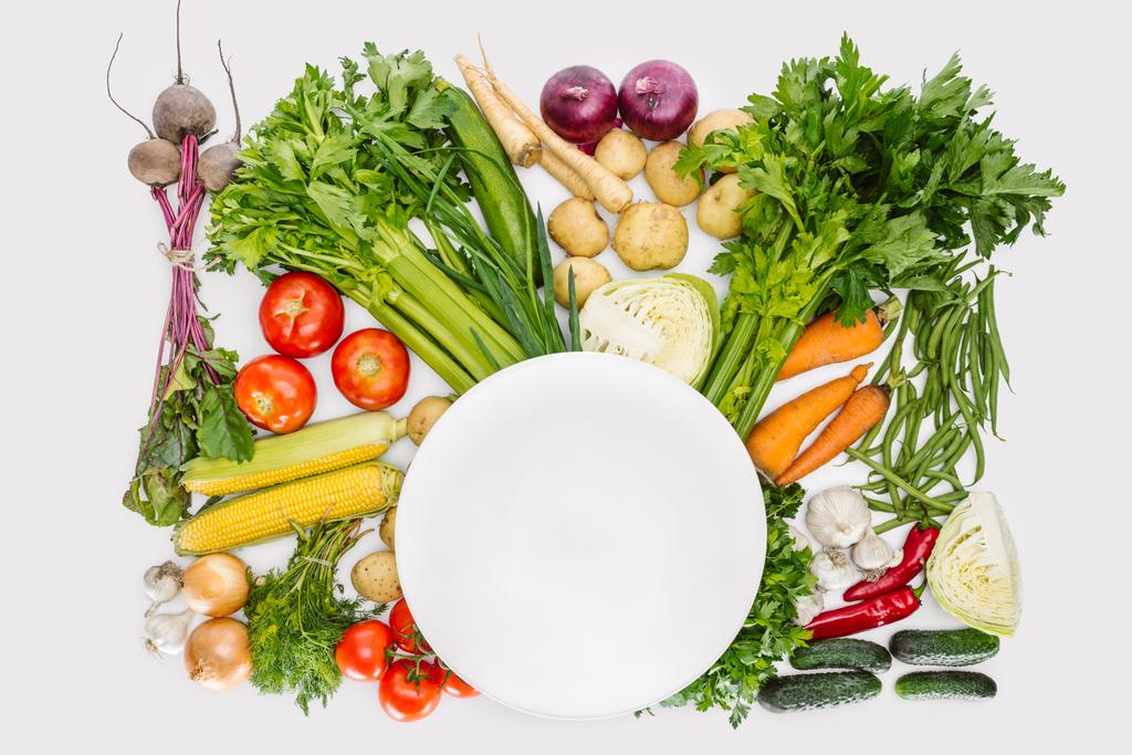 верхний вид состава продуктов питания с осенним урожаем с пустой тарелкой в середине изолированы на белом
 - Фото, изображение