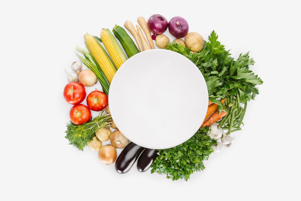 vista dall'alto della composizione alimentare con vendemmia autunnale con piatto vuoto in mezzo isolato su bianco
 - Foto, immagini