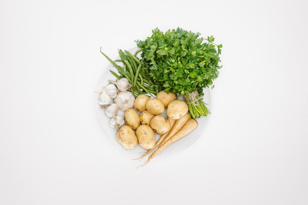 vue de dessus des légumes mûrs disposés sur plaque isolée sur blanc
 - Photo, image