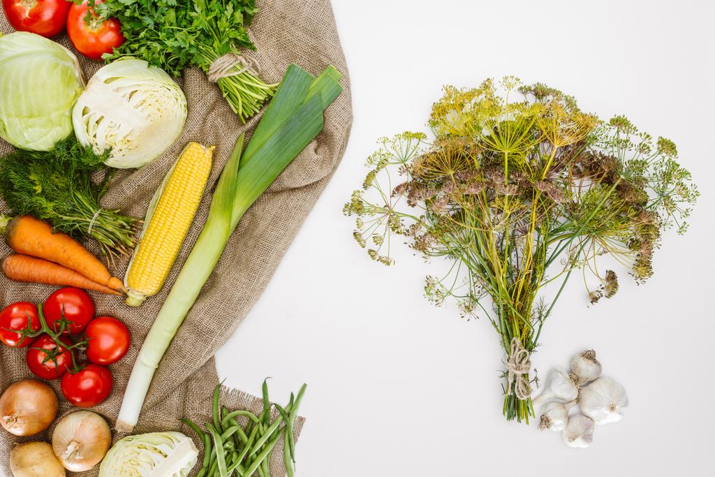 elintarvikkeiden koostumus tuoreita vihanneksia järjestetty säkkikangas eristetty valkoinen
 - Valokuva, kuva
