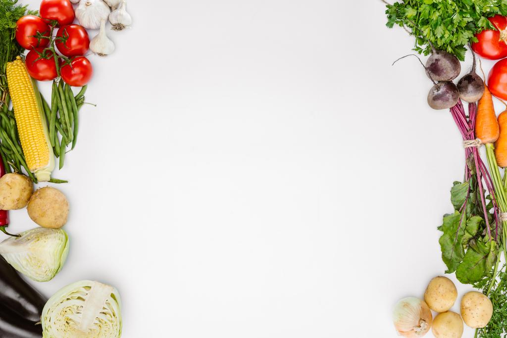 pohled shora na složení potravin s různé sezónní zralé zeleniny izolované na bílém - Fotografie, Obrázek