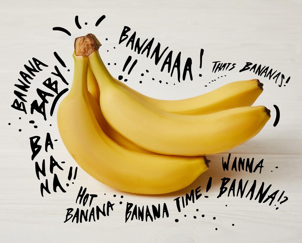 ωμά φρέσκα κίτρινων μπανανών σε ξύλινα φόντο με σύμβολο και γράμματα - Φωτογραφία, εικόνα