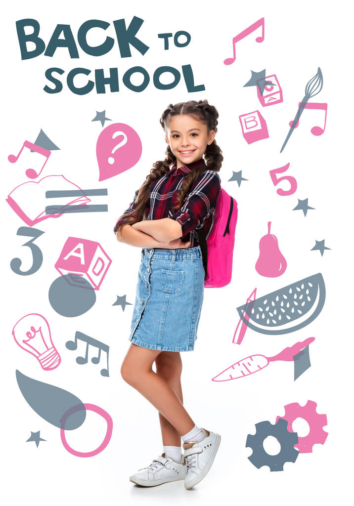 scholier met roze rugzak permanent met gekruiste armen geïsoleerd op wit, met pictogrammen en "terug naar school" belettering - Foto, afbeelding
