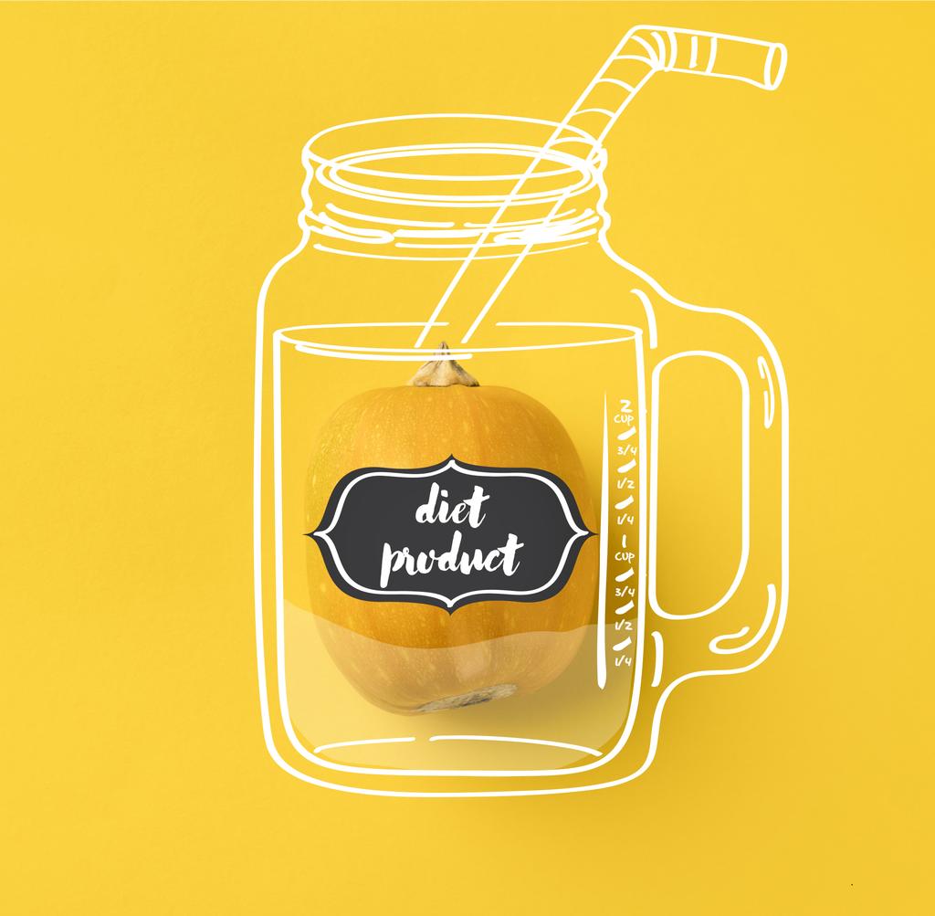 Une citrouille mûre isolée sur jaune avec un lettrage "produit diététique" sur l'illustration d'un bocal à boire avec de la paille
 - Photo, image