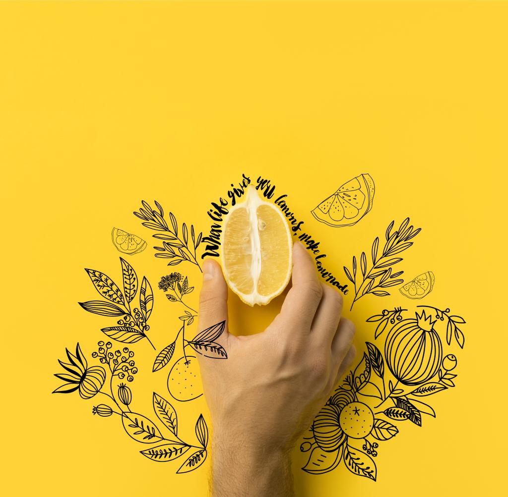 Muž, který držel polovinu citronu izolované na žluté s nápisy "když život vám dává citrony, aby limonáda" a květinové ilustrace - Fotografie, Obrázek