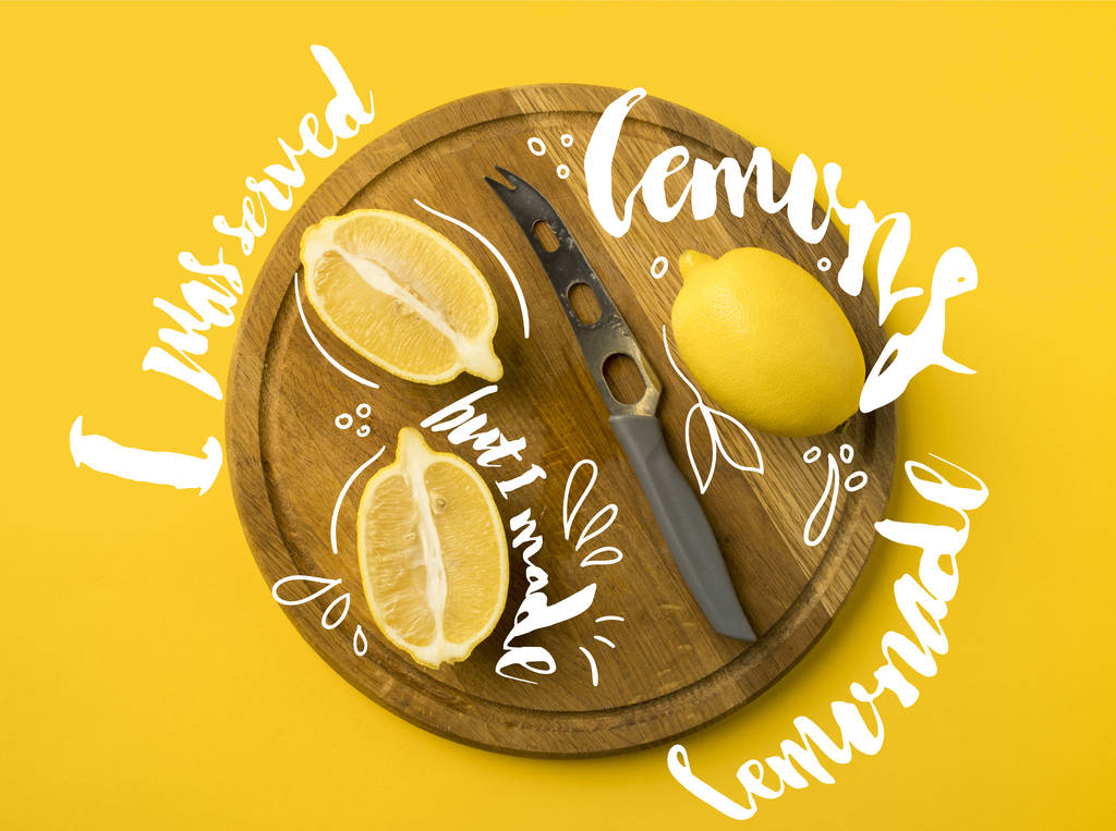 Vista superior de limões e faca em uma tábua de madeira isolada em amarelo com letras "Fui servido limões, mas fiz limonada"
 - Foto, Imagem