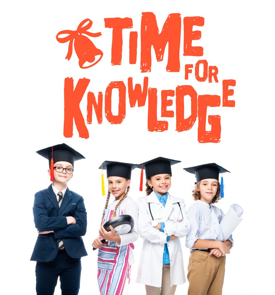 Schulkinder in Kostümen unterschiedlicher Berufe und Mützen mit dem Schriftzug "Zeit für Wissen" - Foto, Bild