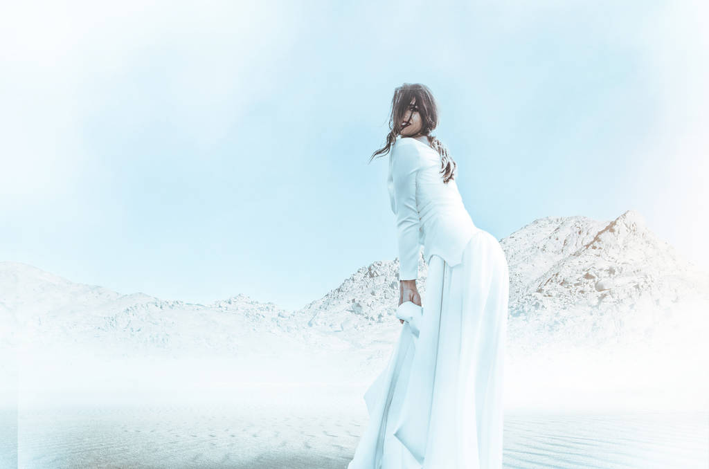 Uzun Beyaz elbiseli güzel kadın dağlar açık dışında poz. - Fotoğraf, Görsel