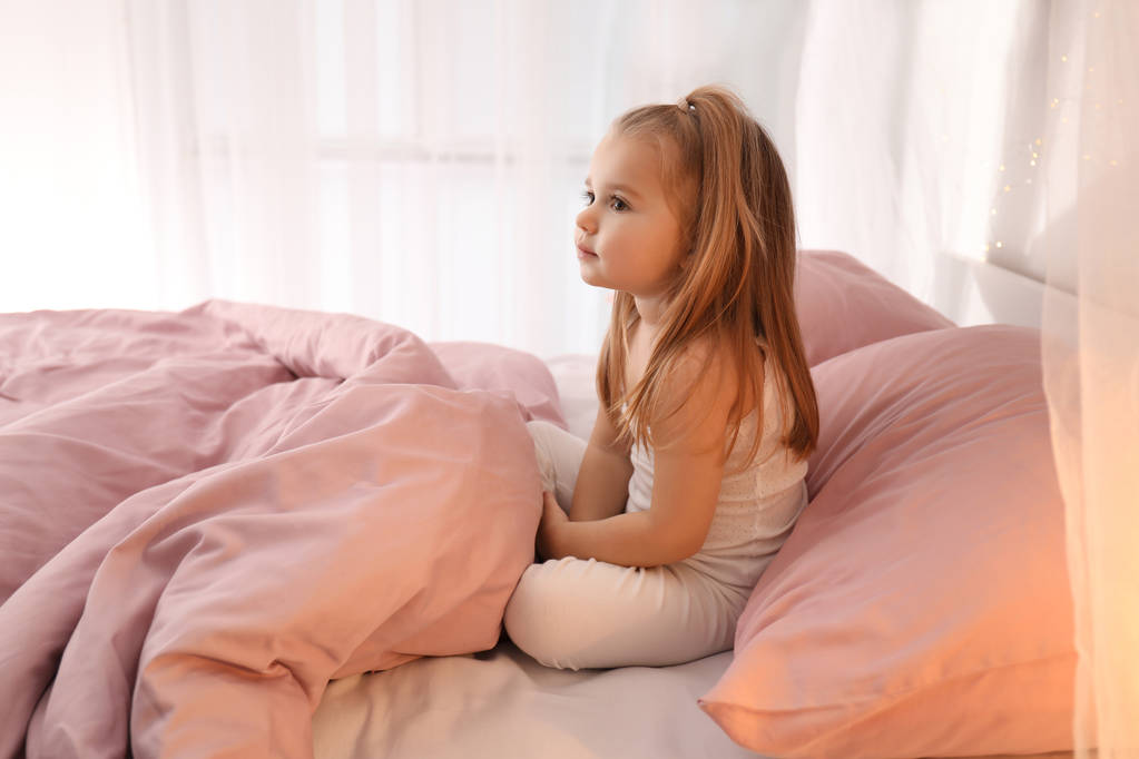 malá dívka sedící na posteli - Fotografie, Obrázek