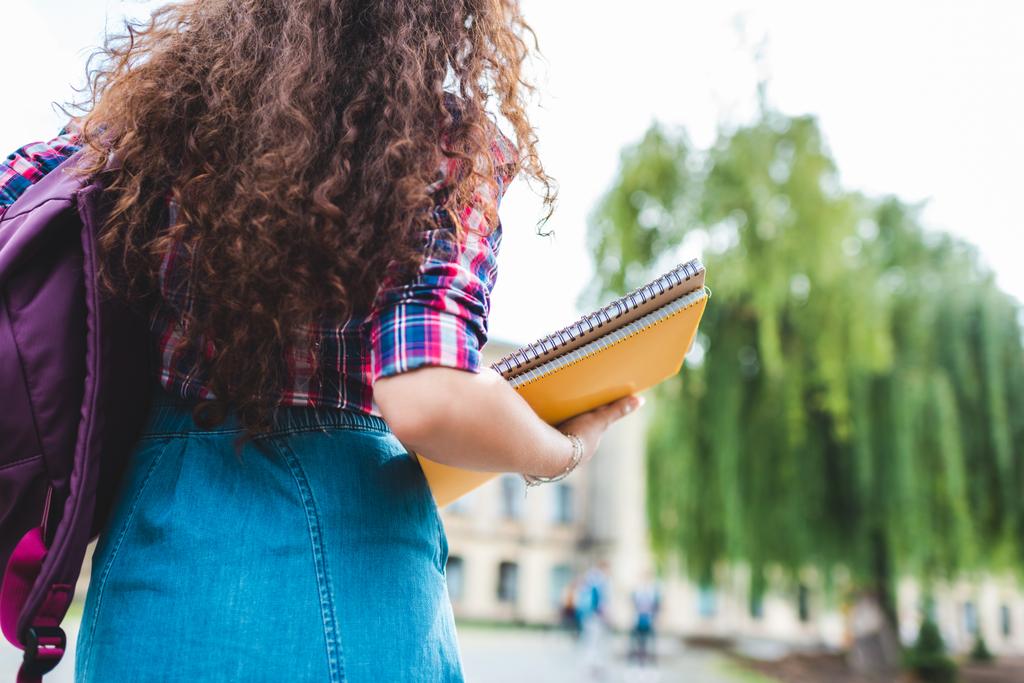 Erschossener Student mit Rucksack und Notizbuch auf Straße - Foto, Bild