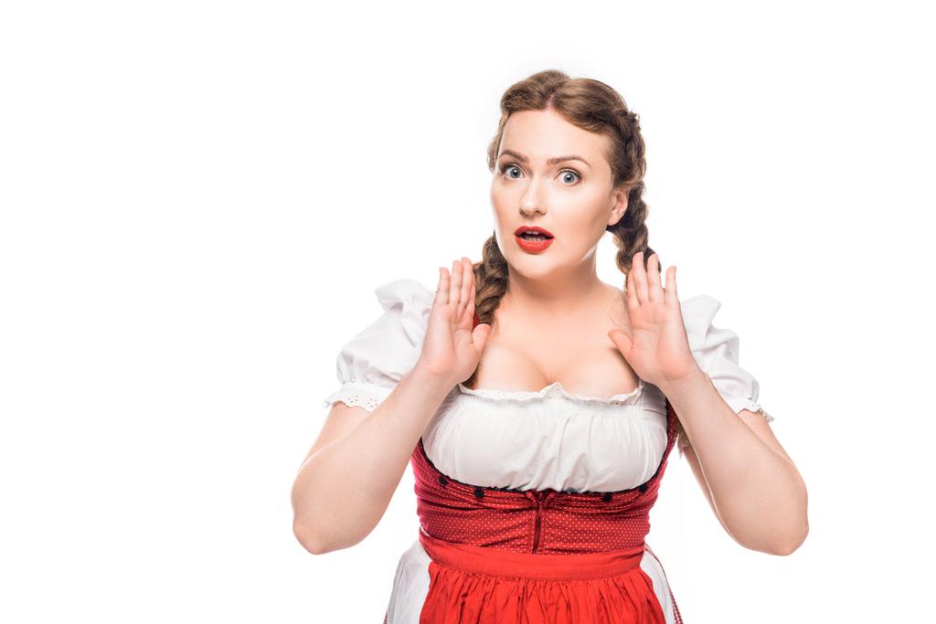 шокована офіціантка в традиційній баварській сукні жестикулює руками ізольовано на білому тлі
 - Фото, зображення