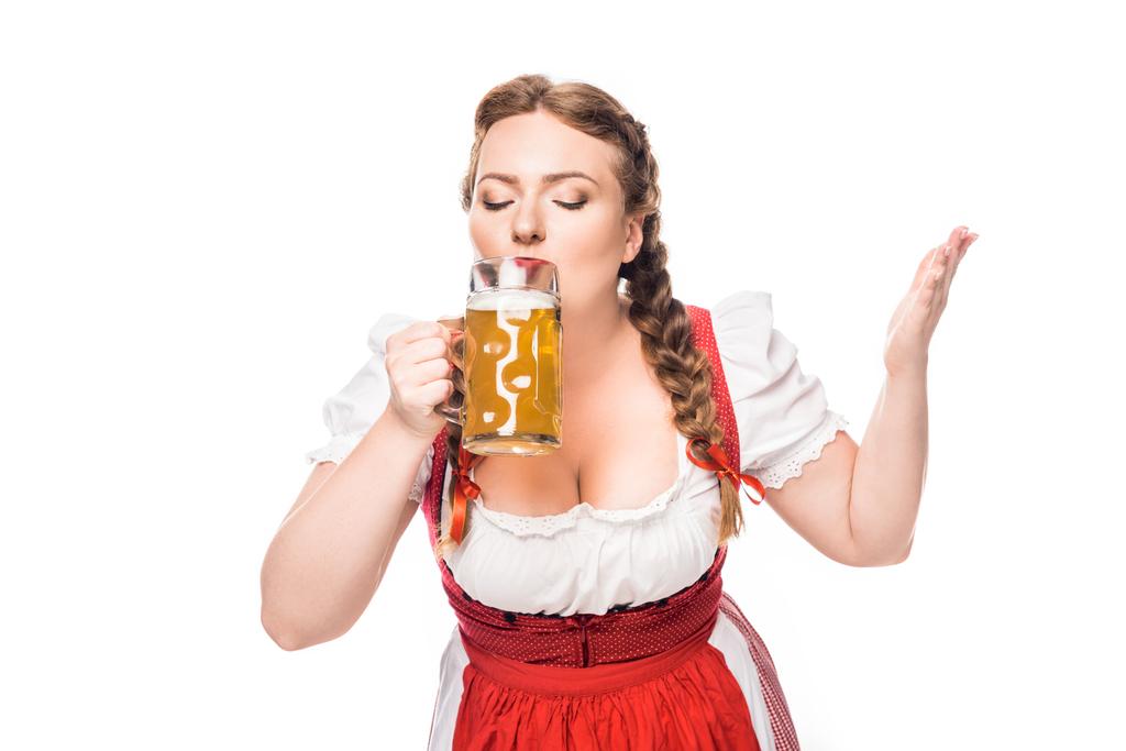 Октоберфест официантка в традиционном баварском платье пьет светлое пиво на белом фоне
 - Фото, изображение