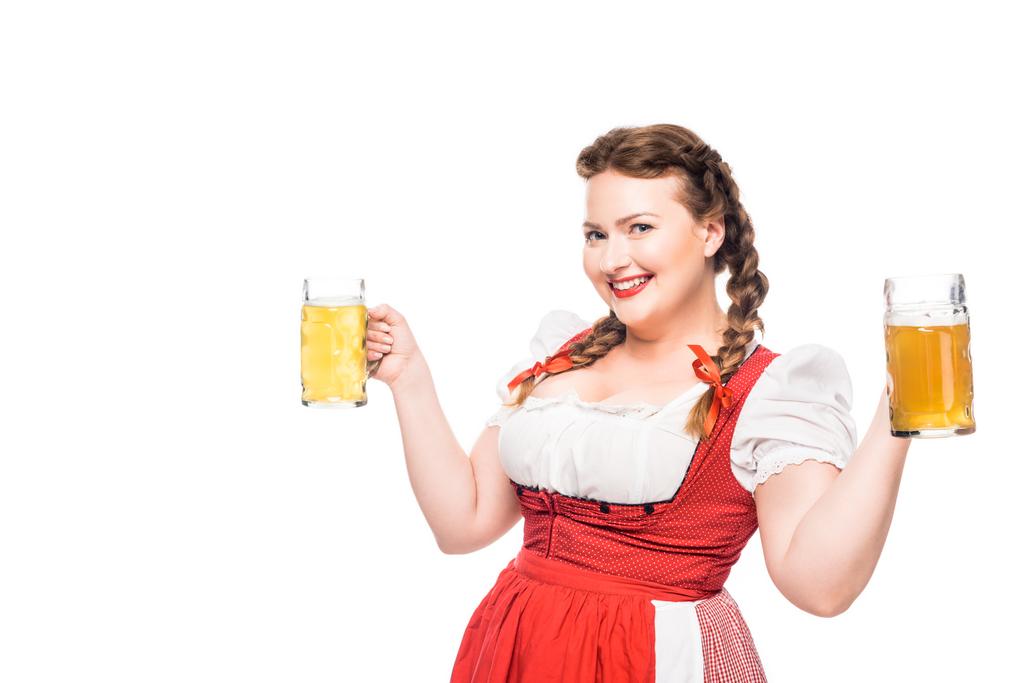 szczęśliwy kelnerka oktoberfest w tradycyjnym bawarskim stroju holding kubki lekkie piwa na białym tle - Zdjęcie, obraz