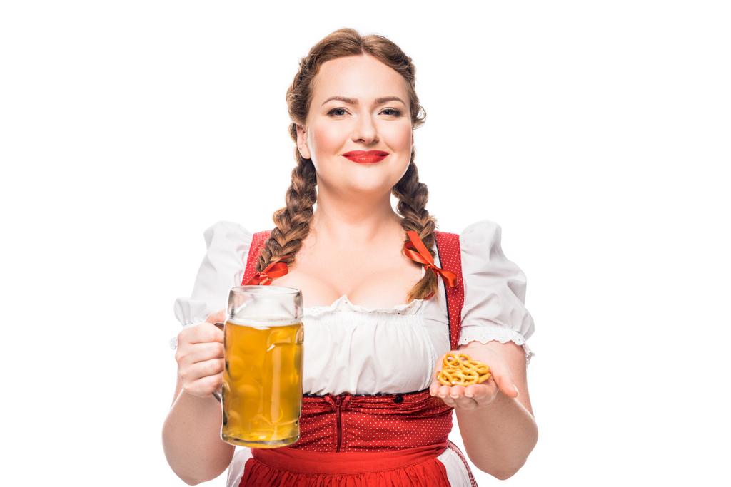 Oktoberfest σερβιτόρα σε παραδοσιακά γερμανικά φόρεμα κρατώντας μικρά κουλούρια και κούπα ελαφριά μπύρα που απομονώνονται σε λευκό φόντο - Φωτογραφία, εικόνα