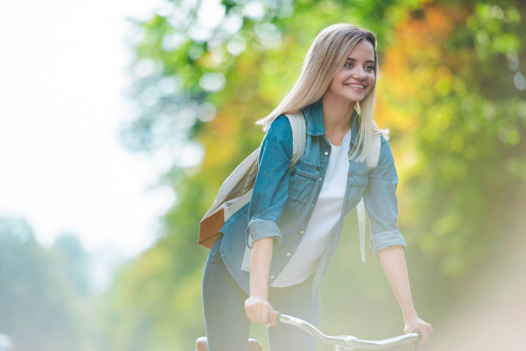 retrato de estudiante alegre con mochila montar en bicicleta en la calle
 - Foto, Imagen