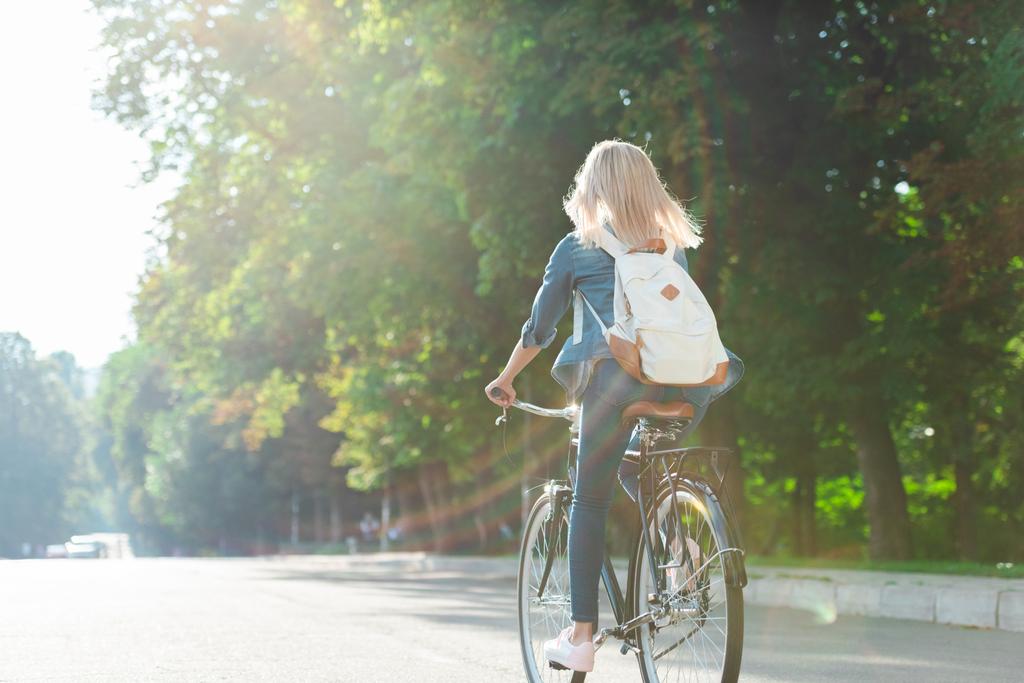 zadní pohled na studenta s batohem, jízda na kole na ulici - Fotografie, Obrázek