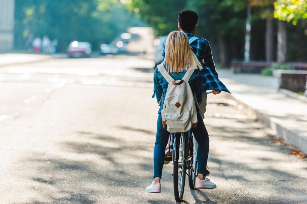 πίσω όψη των φοιτητών ιππασία ποδήλατο μαζί στον δρόμο - Φωτογραφία, εικόνα