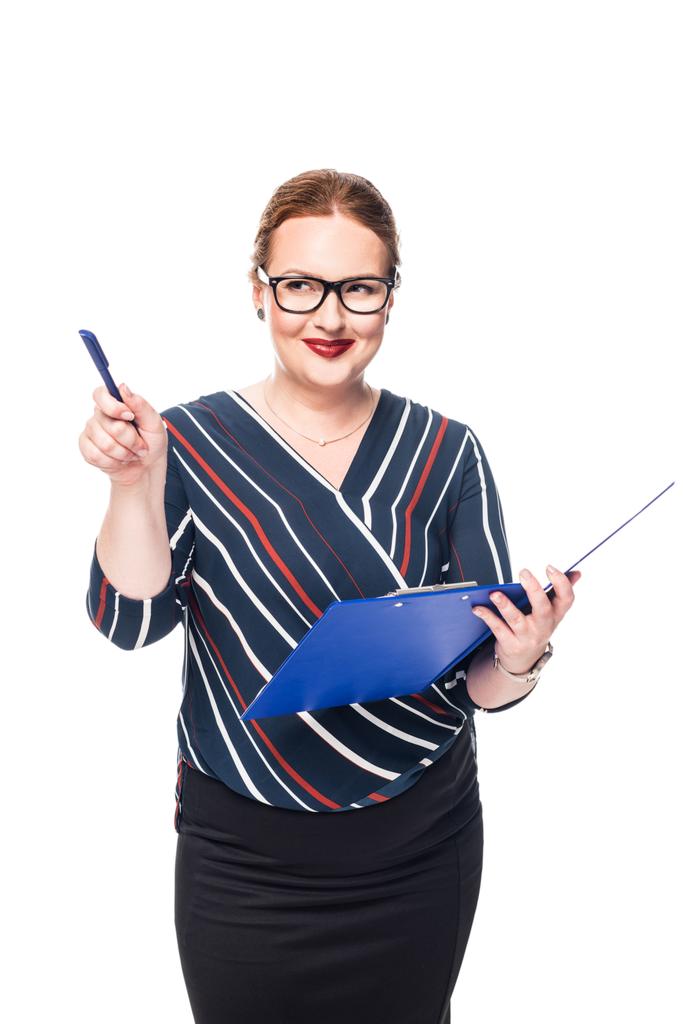 Улыбающаяся деловая женщина в очках с буфером, указывающим ручкой на белом фоне
  - Фото, изображение