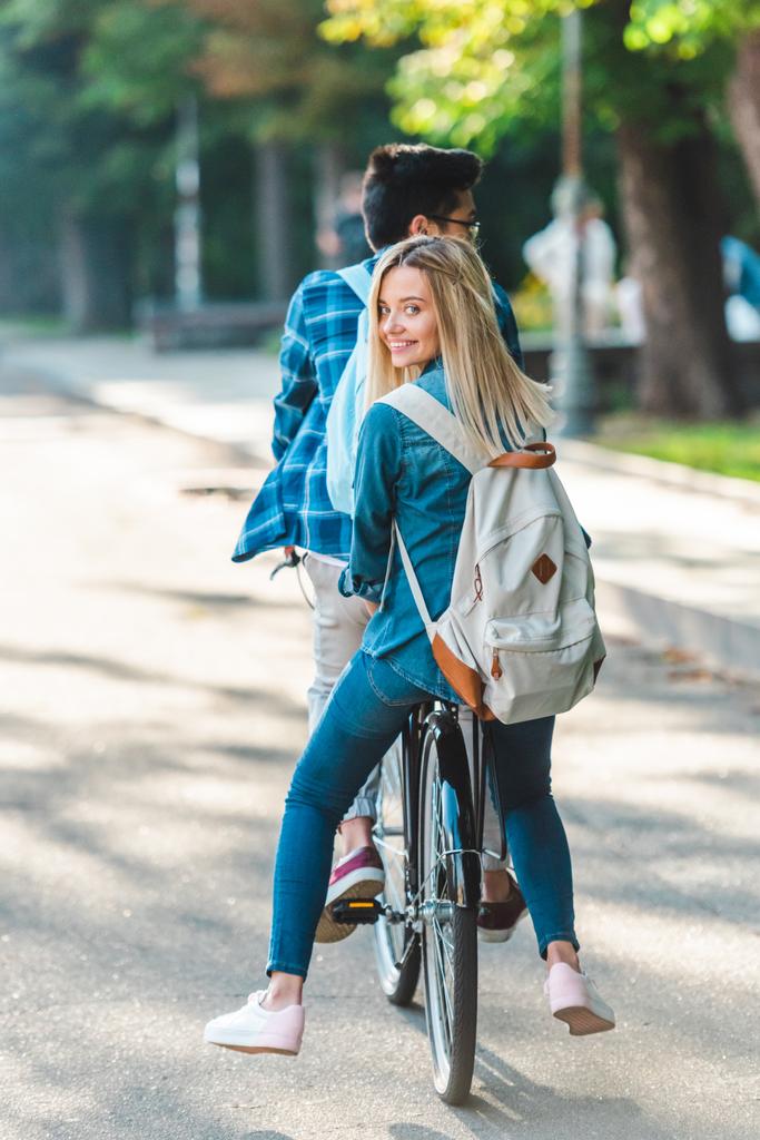 częściowy widok studentów jazda rowerowa razem na ulicy - Zdjęcie, obraz