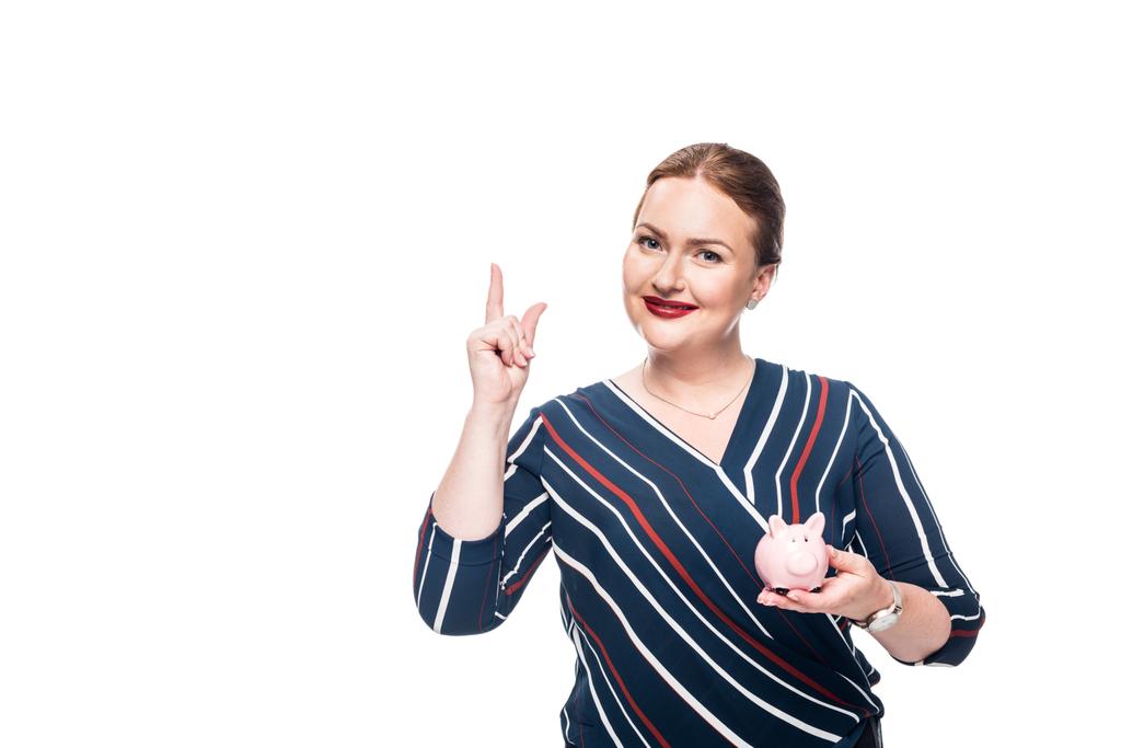 sorridente donna d'affari con salvadanaio rosa facendo idea gesto isolato su sfondo bianco
  - Foto, immagini