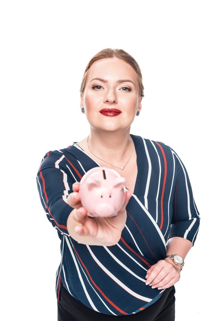 glückliche Buchhalterin gibt rosa Sparschwein isoliert auf weißem Hintergrund  - Foto, Bild