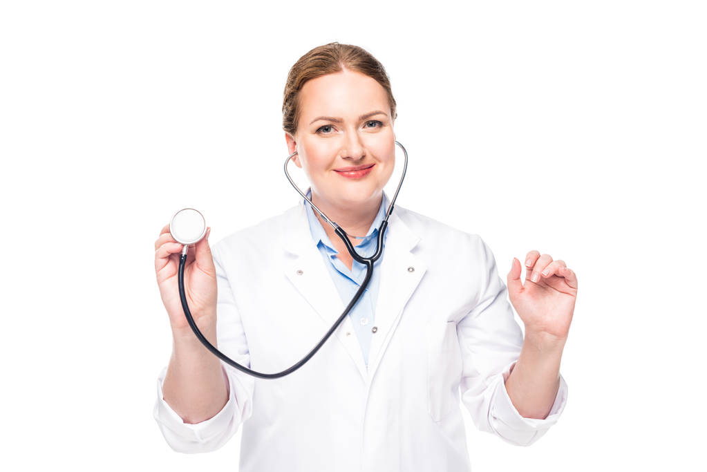 houkutteleva nainen lääkäri valkoisessa takissa stetoskooppi eristetty valkoisella taustalla
  - Valokuva, kuva