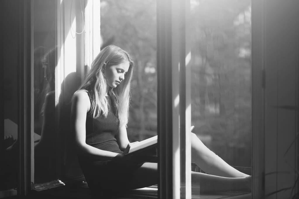 Güzel kız okuma kitabı, açık pencere - Fotoğraf, Görsel