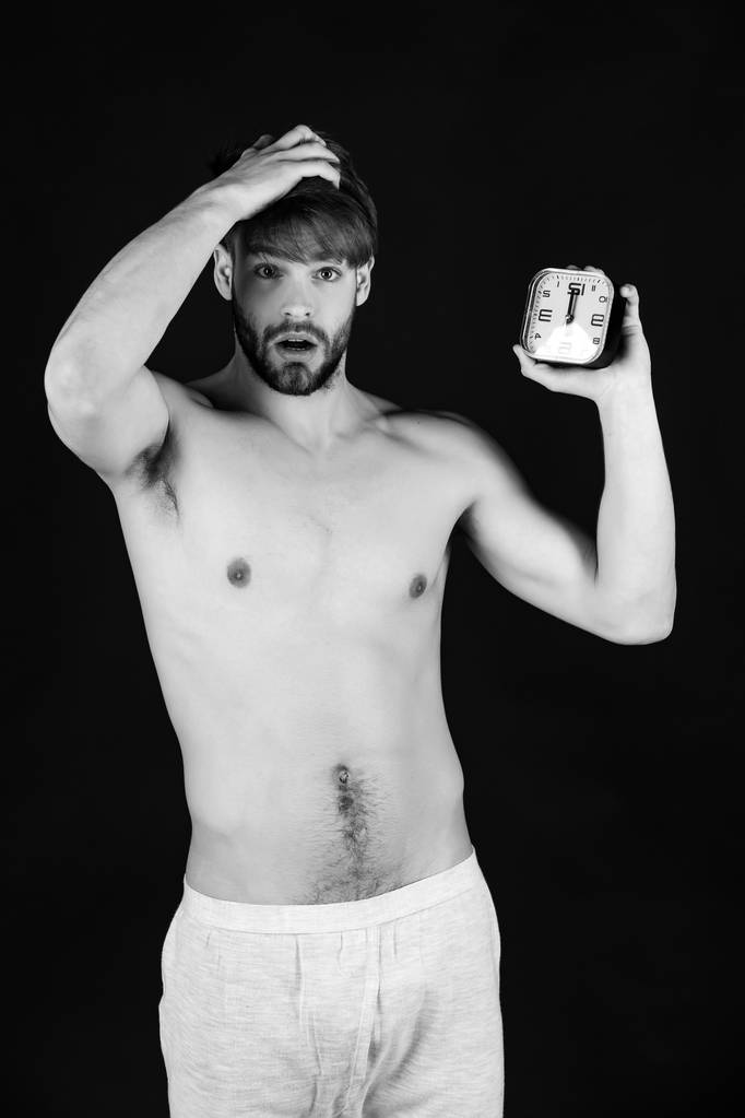 Утро, красивый мускулистый мужчина с будильником на черном фоне
 - Фото, изображение