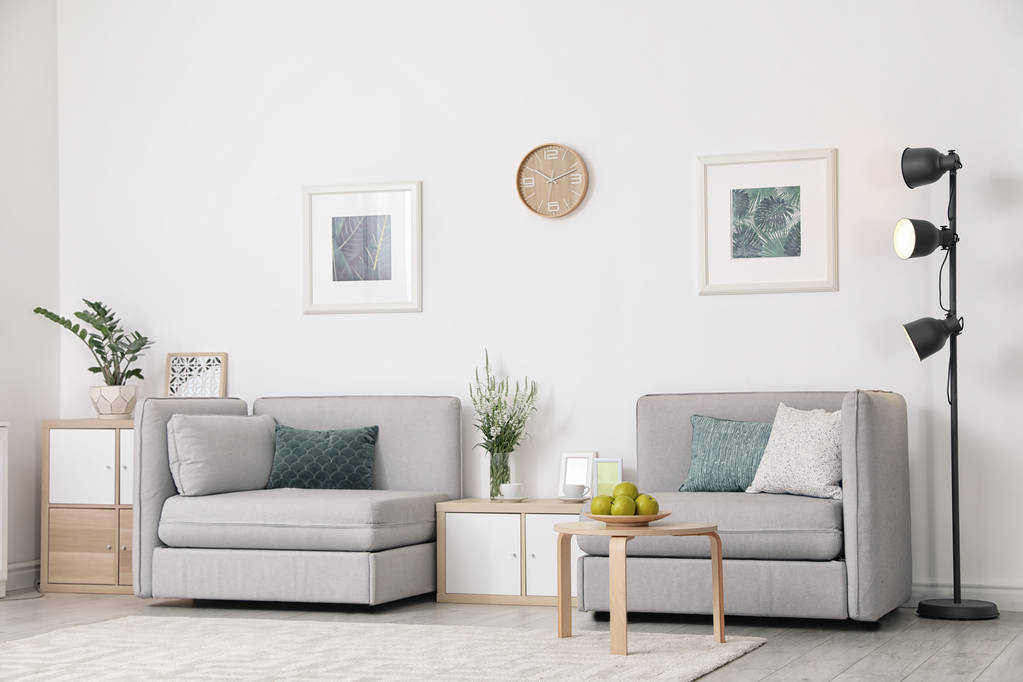 Современный интерьер гостиной с удобными креслами возле белой стены
 - Фото, изображение