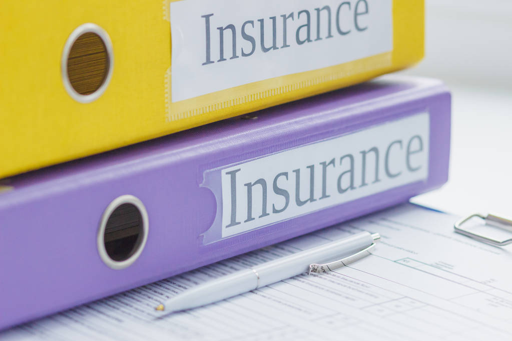 Schoon verzekeringsformulier, gekleurde mappen en een pen, zachte focus achtergrond - Foto, afbeelding