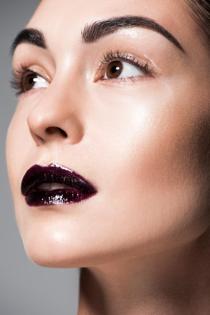 close up retrato de belo modelo com lábios pretos, isolado em cinza
 - Foto, Imagem