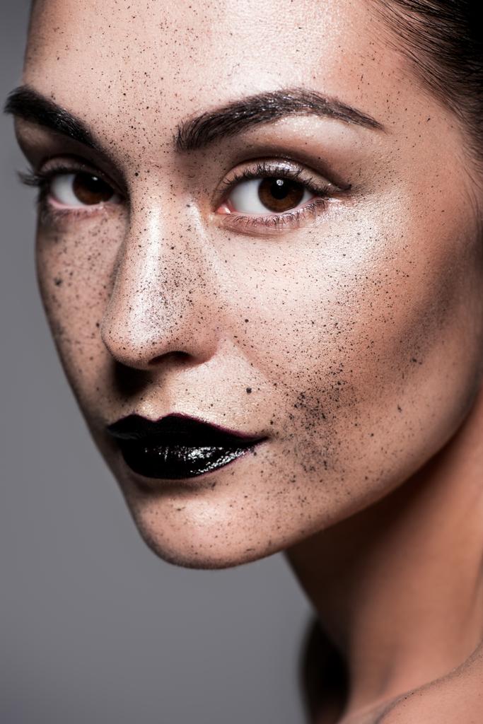 siyah dudak ve gri izole moda çekimi için poz çiller ile çekici kız portresi - Fotoğraf, Görsel