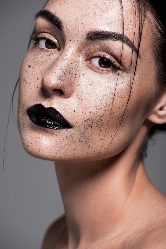 μόδας κορίτσι με τα μαύρα χείλη και φακίδες στο πρόσωπο, απομονώνονται σε γκρι - Φωτογραφία, εικόνα