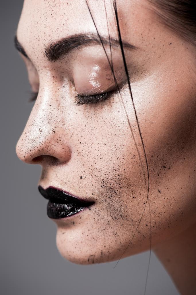 Profiel portret van aantrekkelijke model met zwarte lippen en sproeten op gezicht, geïsoleerd op grijs - Foto, afbeelding