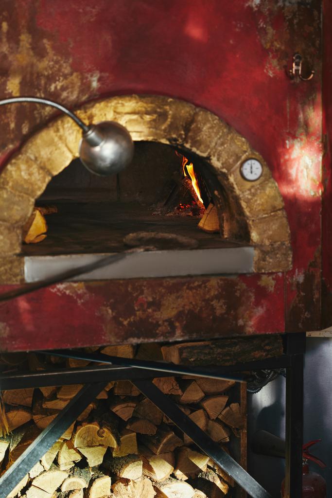 primer plano del horno de mampostería en la cocina del restaurante
 - Foto, imagen