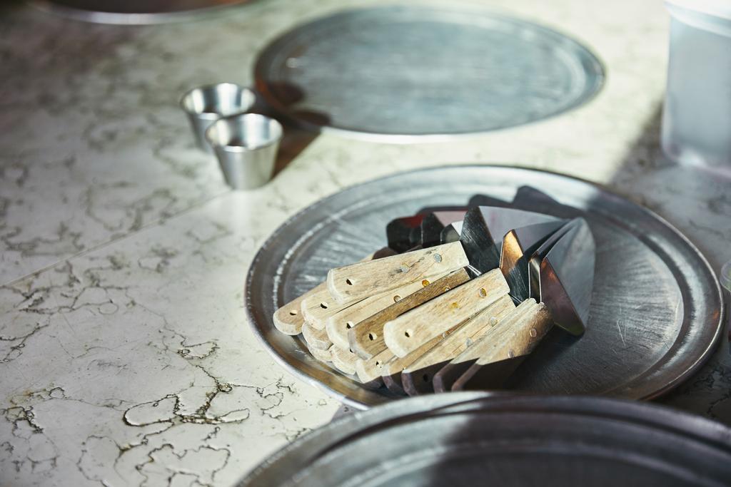 kakku palvelimet makaa metalli tarjotin marmoripöydällä ravintolan keittiössä
 - Valokuva, kuva