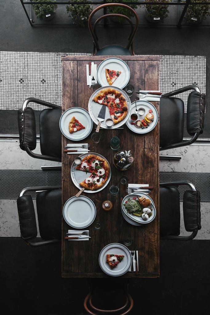 rusztikus asztal étteremben ízletes étel-felülnézet - Fotó, kép