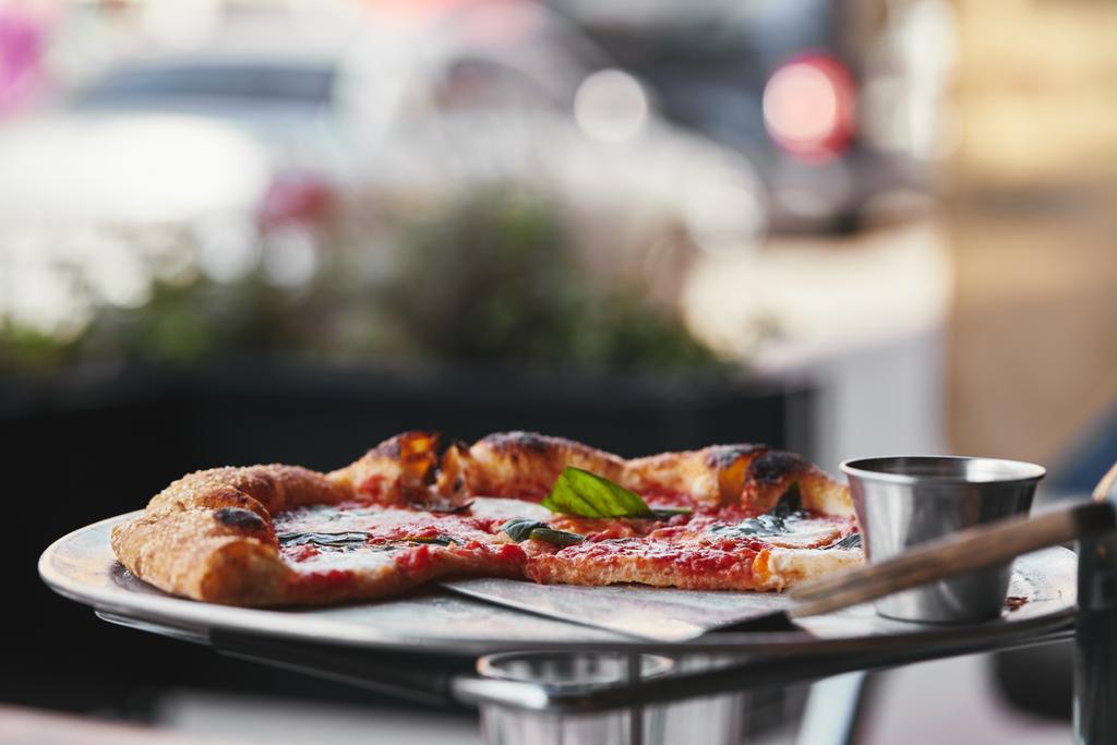 close-up de deliciosa pizza na bandeja e no fundo borrado
 - Foto, Imagem