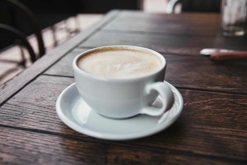 plan rapproché de tasse de café sur une table en bois rustique au restaurant
 - Photo, image