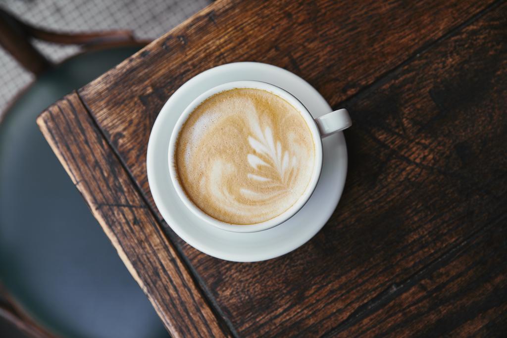 vista superior da xícara de café fresco na mesa de madeira rústica
 - Foto, Imagem