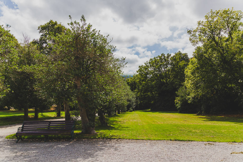 ИБЛИН, Ирландия - 4 августа 2018 года: вид на сад Ивеаг в центре Дублина, снятый в разгар лета
 - Фото, изображение