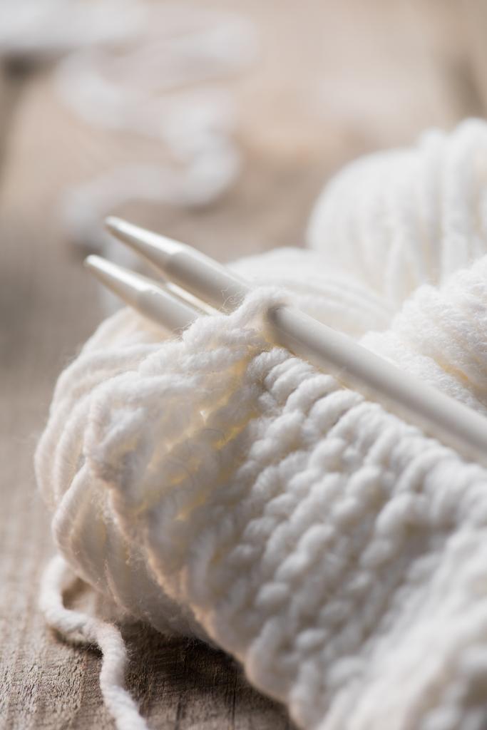 Selektivní fokus pletené jehly a bílé vlněné pletené příze  - Fotografie, Obrázek