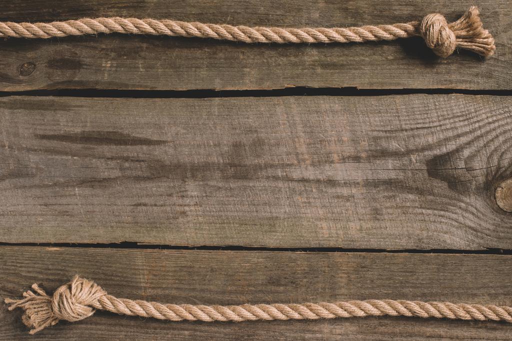 vista superior de cuerda náutica anudada beige sobre fondo de madera
 - Foto, Imagen