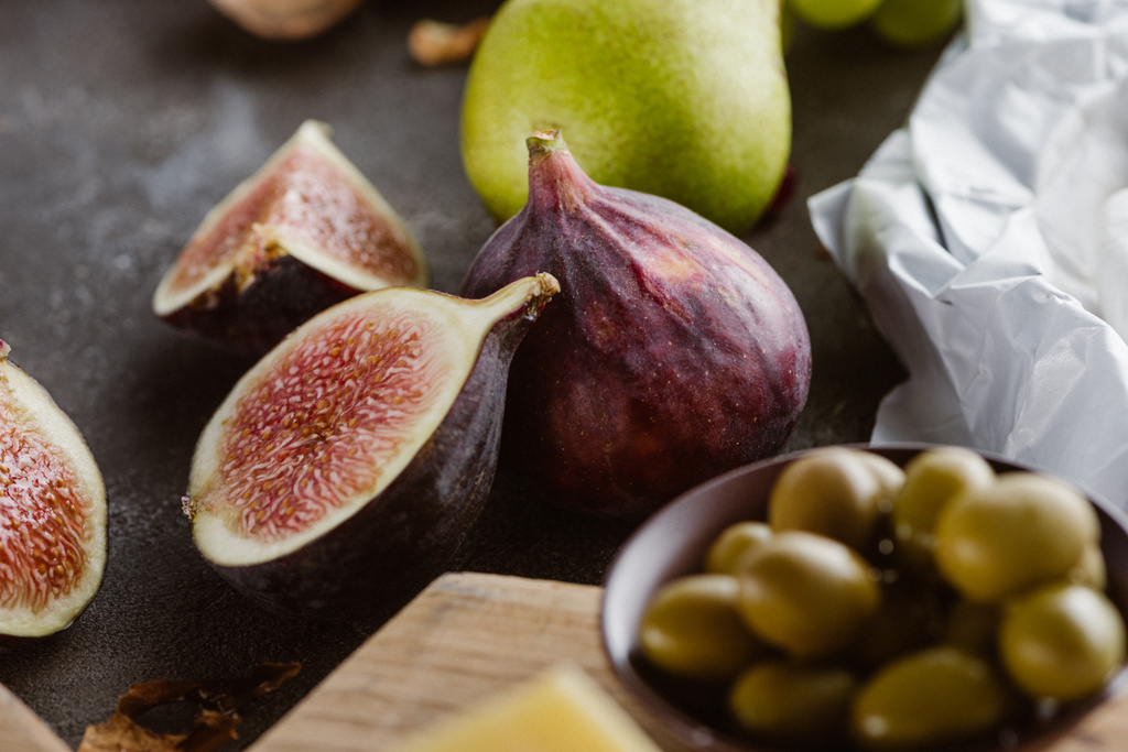 vue rapprochée des figues, des olives dans un bol et des poires disposées sur la table
 - Photo, image