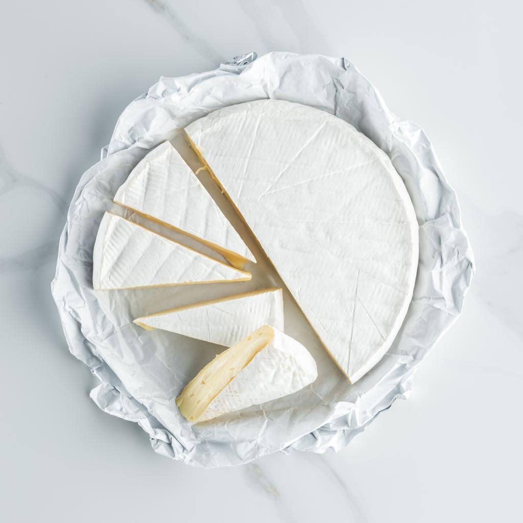 vista superior del queso camembert sobre mesa de mármol blanco
 - Foto, Imagen