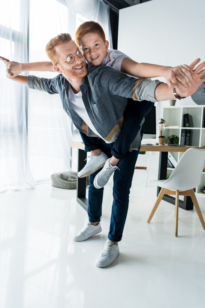 Šťastný otec piggyback dávat synovi doma - Fotografie, Obrázek