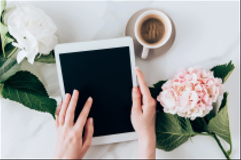 rajattu näkymä nainen käyttää digitaalista tabletti tyhjä näyttö pöydällä espresso kahvia ja hortensia kukkia
  - Valokuva, kuva
